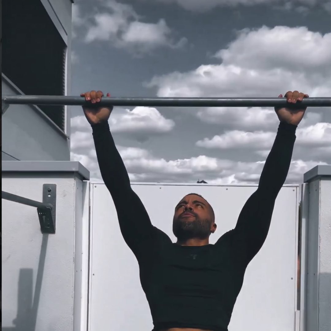 Personal Trainer Marvin beim Training - Klimmzüge im Freien